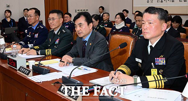 안규백 장관과 3군 참모총장. 왼쪽부터 손석락 공군참모총장, 김규하 육군참모총장 직무대리, 안 장관, 강동길 해군참모총장.