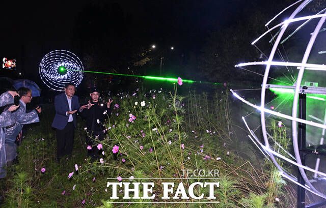 오승록 노원구청장이 17일 오후 서울 노원구 당현천 수변 공간 '당현마루'에서 열린 '2025 노원달빛산책 : 모두의 달' 개막점등식에 참석해 대만 UxU Studio가 '빛의 고리'와 '빛의 씨앗'을 레이저로 표현한 작품 '인피니티 노원(무한노원)'을 살펴보고 있다. /이새롬 기자
