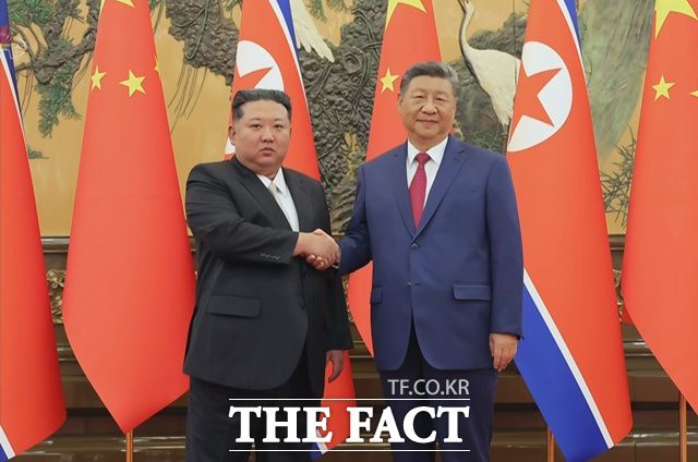 북한 조선중앙TV는 지난 9월 4일 김정은 북한 국무위원장이 중국 베이징 인민대회당에서 시진핑 중국 국가주석과 북중정상회담을 했다고 같은 달 5일 보도했다. 사진은 김 위원장과 시 주석이 악수하는 모습. /뉴시스