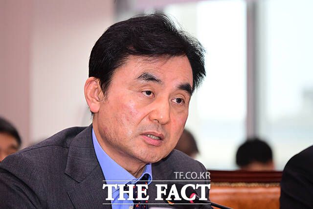 질의 답변하는 안규백 장관.