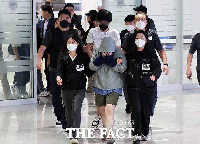 캄보디아 온라인 사기에 가담해 구금된 한국인들이 18일 오전 인천국제공항을 통해 송환되고 있다. /인천국제공항=장윤석 기자