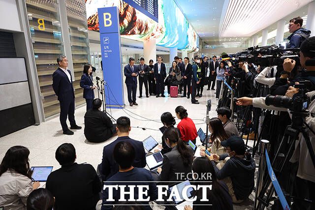 캄보디아로 파견된 정부 합동대응팀 단장인 김진아 외교부 2차관과 박성주 경찰청 국가수사본부장이 18일 인천국제공항 제2터미널에서 기자회견을 진행하고 있다. /인천국제공항=장윤석 기자