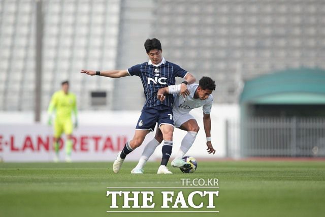 1부 승격을 위한 플레이오프 진출을 노리는 5위 서울이랜드와 6위 부산이 '승점 6점짜리' 휴일 맞대결을 펼친다./K리그