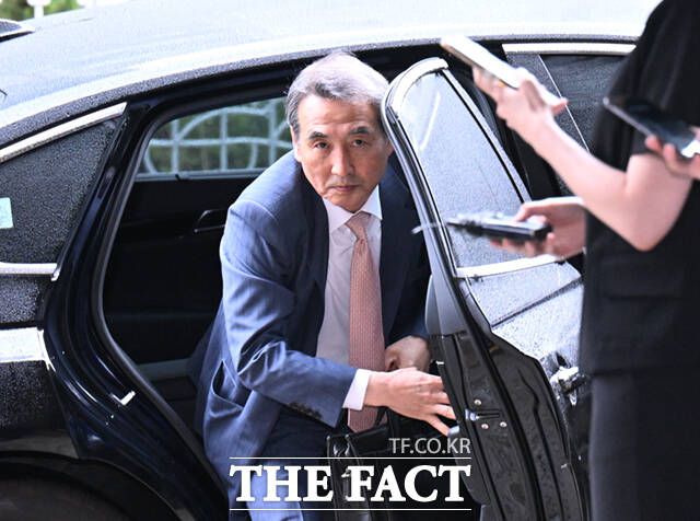 [더팩트ㅣ이새롬 기자] 윤석열 전 대통령의 부인 김건희 여사 의혹 관련 사건 수사를 맡은 민중기 특별검사가 25일 오전 서울 서초구 사무실에 출근하고 있다.