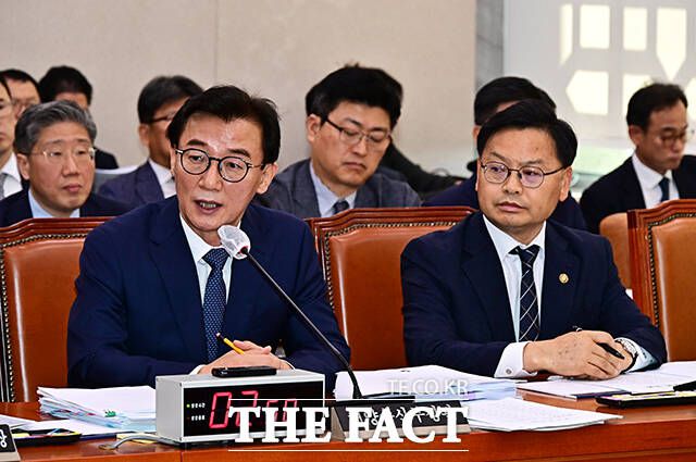 전재수 해양수산부 장관이 15일 오전 서울 여의도 국회 농림축산식품해양수산위원회에서 열린 해양수산부에 대한 국정감사에 출석해 질의에 답변을 하고 있다. /국회=배정한 기자