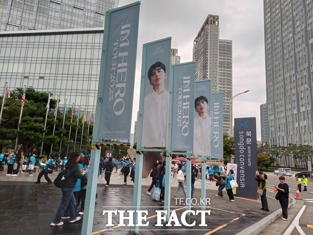 인천에서 전국투어 첫번째 무대로 포문을 연 '아임 히어로 2025'의 공연 색깔은 한 마디로 '팬들과 더불어 즐기는 유쾌한 콘셉트'였다. 무대에 노래방 기기가 동원돼 팬들이 듣고 싶은 노래를 선곡해 직접 불러줬다. /강일홍 기자