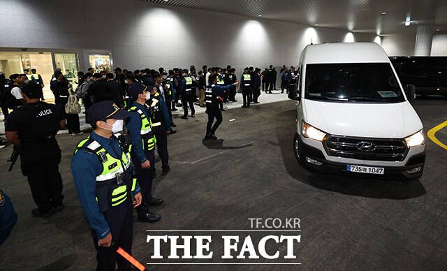 캄보디아 온라인 사기에 가담해 구금된 한국인들이 18일 오전 인천국제공항을 통해 송환되고 있다. /인천국제공항=장윤석 기자