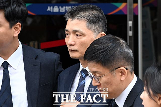 21일 오전 서울 양천구 서울남부지방법원에서 열린 선고공판에서 SM엔터테인먼트 시세를 조종한 혐의로 기소된 카카오 창업자 김범수 경영쇄신위원장이 무죄를 선고 받은 뒤 이동하고 있다. /남용희 기자