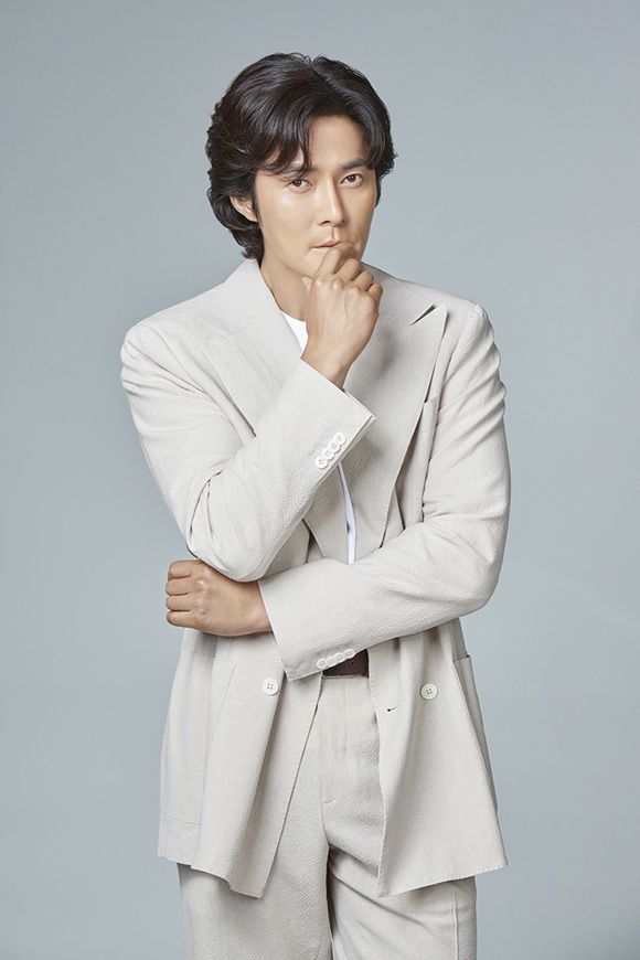 배우 조동혁이 연극 '선율'에서 보조 프롬프트 AI 율 역을 맡아 활약한다. /6엔터테인먼트