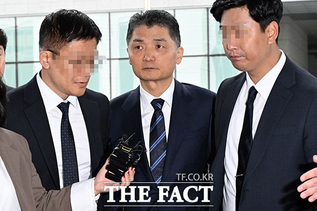 SM엔터테인먼트 시세 조종 공모 의혹을 받는 카카오 창업자 김범수 경영쇄신위원장이 21일 오전 서울 양천구 서울남부지방법원에서 열린 선고공판에 출석하고 있다./남용희 기자