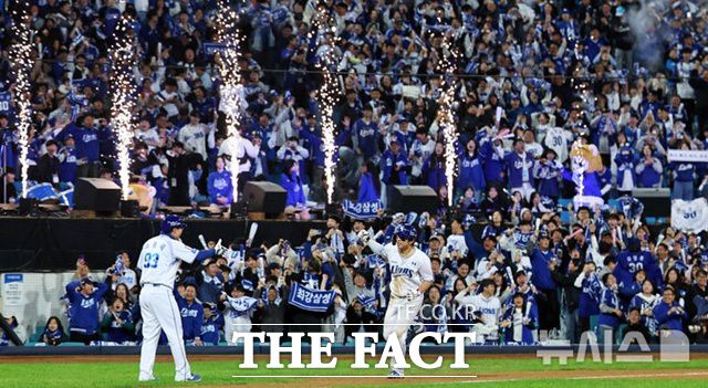 삼성 김영웅이 22일 한화와의 플레이오프 4차전서 8회말 우월 3점 홈런을 날린 뒤 홈으로 향하고 있다. /대구=뉴시스