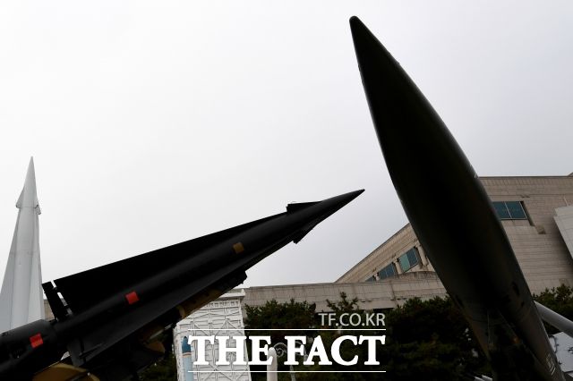 북한이 22일 이재명 정부 들어 처음 탄도미사일을 발사한 가운데 2022년 11월 3일 서울 용산구 전쟁기념관에 미사일 모형이 전시돼 있다. /더팩트DB