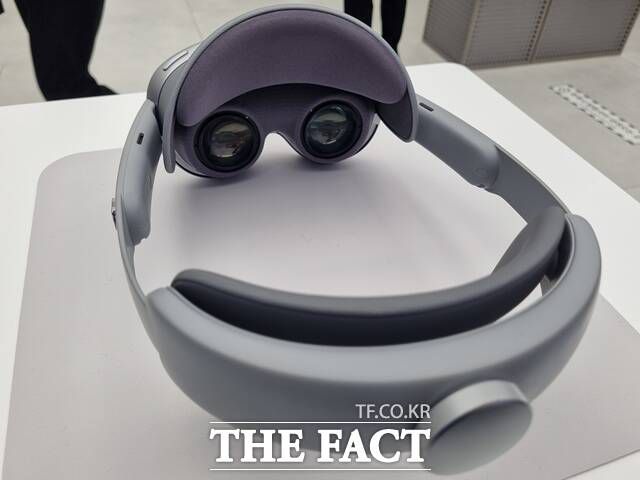 삼성전자는 '갤럭시XR'이 균형 잡힌 인체공학적 디자인과 545g의 무게로 설계돼 한층 더 편안한 사용 경험을 제공한다고 소개했다. /이성락 기자