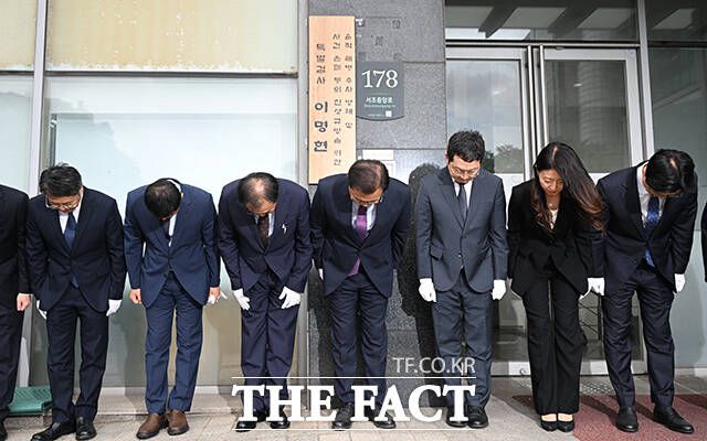 이명현 채상병 특별검사와 특검팀이 7월 2일 오전 서울 서초구에 마련된 특검팀 사무실에서 현판식을 갖고 인사하고 있다. /박헌우 기자