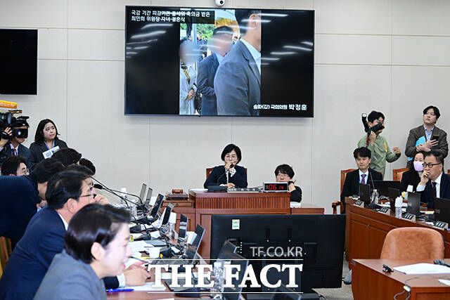 박정훈 국민의힘 의원은 지난 20일 국회에서 열린 과학기술정보방송통신위원회의 방송미디어통신위원회 등에 대한 국정감사에서 최민희 위원장의 딸 결혼과 관련해 지적했다. /남윤호 기자