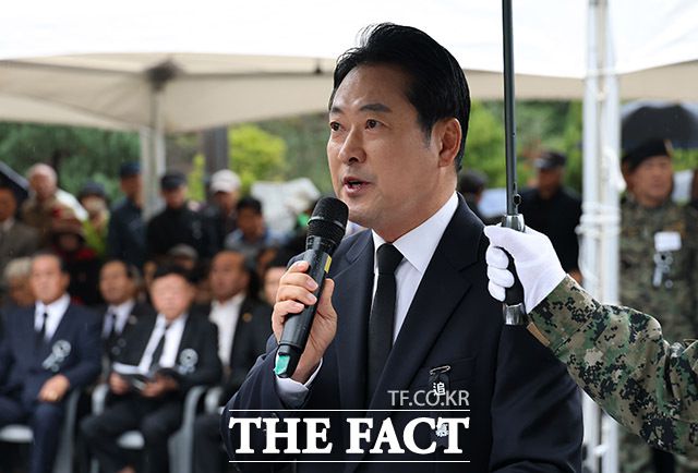 국민의힘은 "국민이 분노한 것은 차관 개인의 일탈이 아니라 이재명 정권의 위선과 불공정한 부동산 정책"이라고 맞받아쳤다. 사진은 26일 서울 동작구 국립서울현충원 故 박정희 전 대통령 묘역에서 열린 박 전 대통령 서거 46주기 추모식에서 장동혁 국민의힘 대표가 추모사를 하고 있는 모습. /남용희 기자