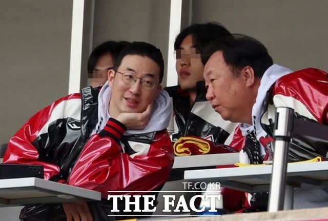 구 회장이 2025 KBO리그 한국시리즈 1차전이 열린 26일 잠실야구장 관중석에서 차명석 LG 단장과 대화하고 있다. /뉴시스