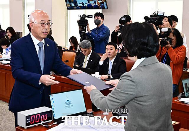 조원철 법제처장이 24일 오전 서울 여의도 국회 법제사법위원회에서 열린 법제처에 대한 국정감사에 출석해 증인선서를 마친 뒤 추미애 법사위원장에게 선서문을 제출하고 있다. /국회=배정한 기자