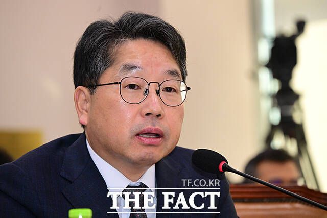 노만석 검찰총장 직무대행이 27일 서울 여의도 국회에서 열린 법제사법위원회의 대검찰청에 대한 국정감사에 출석해 질의 답변하고 있다. /국회=남윤호 기자