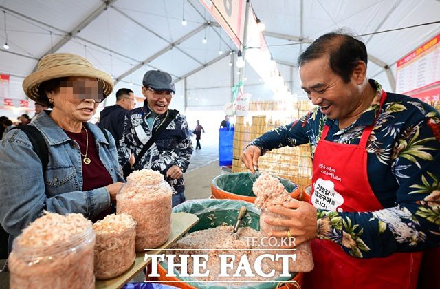 한 관람객이 김장을 대비해 새우젓을 구매하고 있다. /논산시