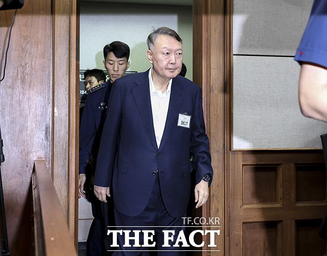 윤석열 전 대통령이 9월 26일 서울 서초구 서울중앙지방법원에서 열린 '특수공무 집행 방해, 직권남용 권리행사 방해 혐의' 첫 재판에 출석하고 있다. /사진공동취재단