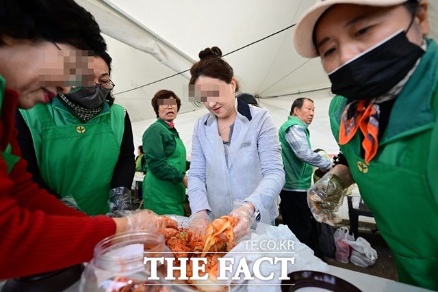 외국인에게도 인기를 끈 강경젓갈로 김치담그기 이벤트장. /논산시