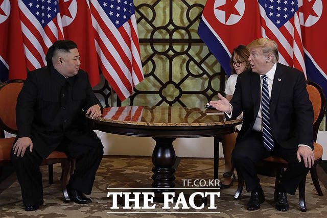 경주 APEC(아시아태평양경제협력체) 정상회의 참석차 한국 방문을 코 앞에 두고 도널드 트럼프 미국 대통령이 연일 김정은 북한 국무위원장에게 ‘만나고 싶다’는 구애의 손짓을 하고 있는 가운데 이제 세계인의 시선은 ‘김정은의 선택’에 쏠리고 있다. 사진은 2019년 9월 김정은 북한 국무위원장(왼쪽)과 도널드 트럼프 미국 대통령이 베트남 하노이 메트로폴 호텔에서 단독정상회담을 하는 모습. /하노이(베트남)=AP/뉴시스