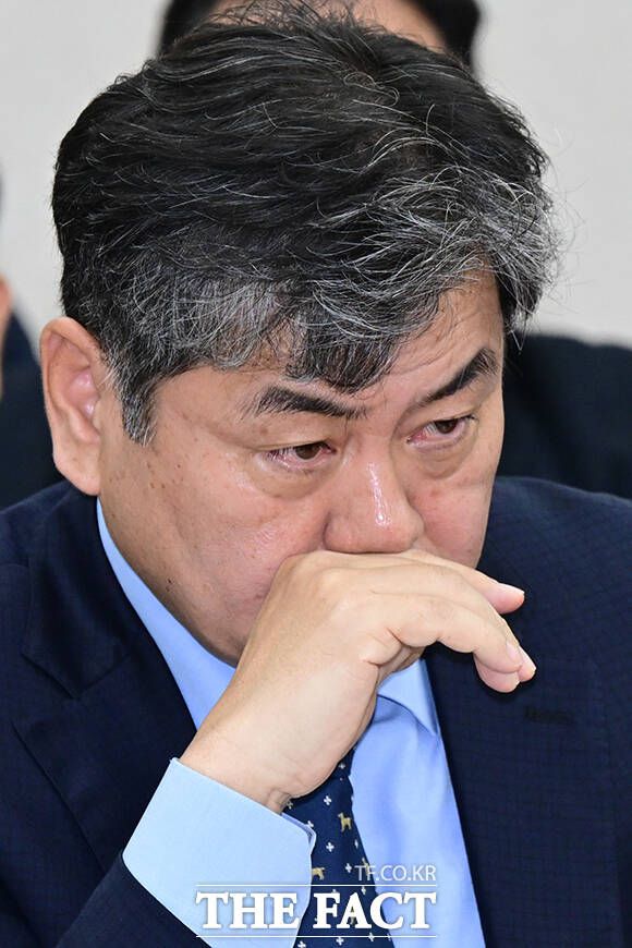 질의 자료 바라보는 이인재 인천대학교 총장.