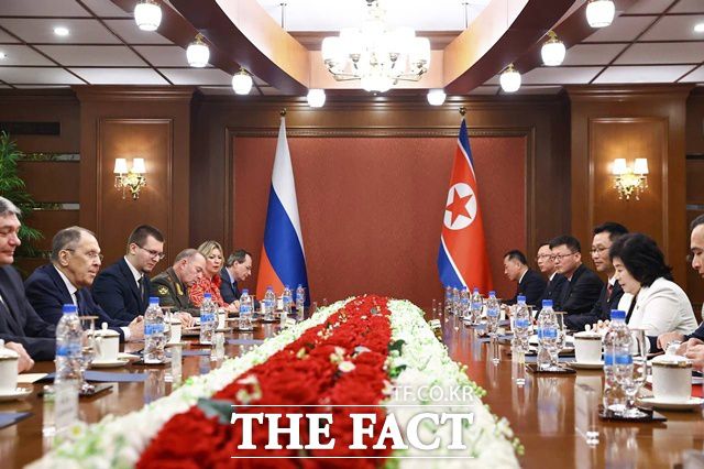 조선중앙통신은 최선희 북한 외무상이 세르게이 라브로프 러시아 외무장관과 진행한 회담 공보문을 28일 공개했다. 사진은 지난 7월 12일 최 외무상이 라브로프 장관과 북한 원산에서 진행한 '제2차 전략대화' 모습이다. /뉴시스