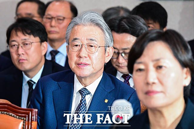 이날 종합감사에 출석한 강호동 농협중앙회 회장이 질의 답변을 하고 있다.