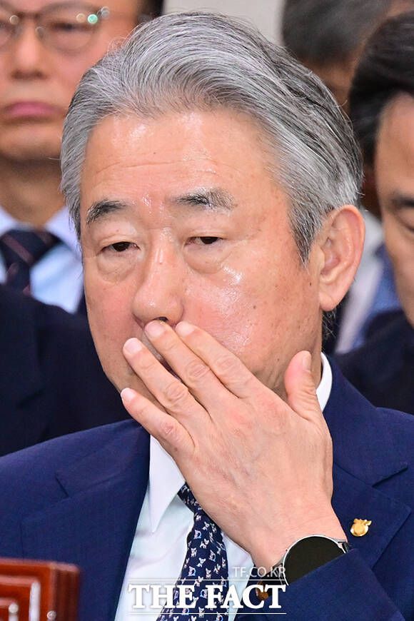 대출 부실 관리 지적 예상되는 농협. 강호동 회장이 얼굴을 만지고 있다.