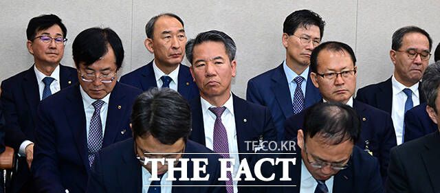 송춘수 농협손해보험 대표, 박병희 농협생명보험 대표, 강태영 농협은행장, 이찬우 농협중앙회 금융대표(뒷줄 왼쪽부터) 등 농협 관계자들이 질의를 듣고 있다.