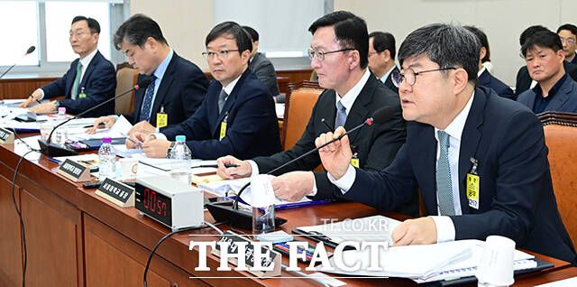 이용무 서울대 치과병원장(오른쪽)이 질의 답변을 하고 있다.