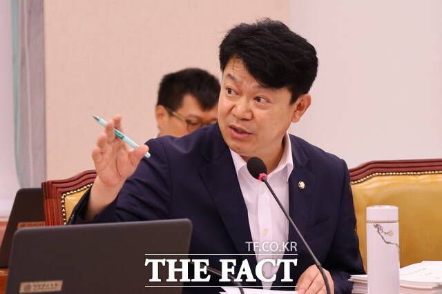 복기왕 더불어민주당 의원은 지난 23일 "재초환을 대폭 완화하거나, 폐지해서 주택 시장이 안정화될 수 있다면 얼마든지 결정할 수 있는 것 아니겠나"라고 말했다. /복기왕 의원실