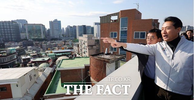 오세훈 서울시장이 28일 서울 구로구 가리봉 2구역 재개발 사업 현장을 방문해 진행 상황 등을 점검하고 있다./뉴시스