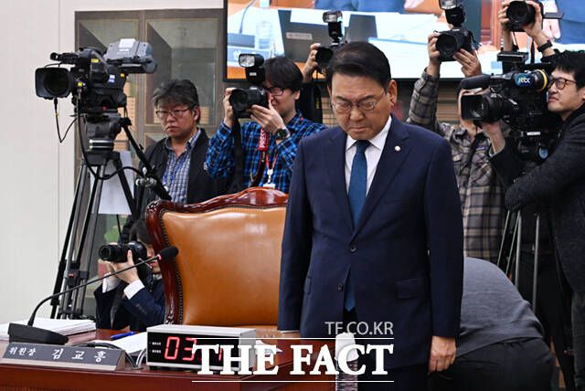 10.29 이태원참사 3주기를 맞은 29일 서울 여의도 국회에서 열린 문화체육관광위원회의 문화체육관광부, 국가유산청 등 종합감사에서 김교흥 위원장이 묵념을 하고 있다.