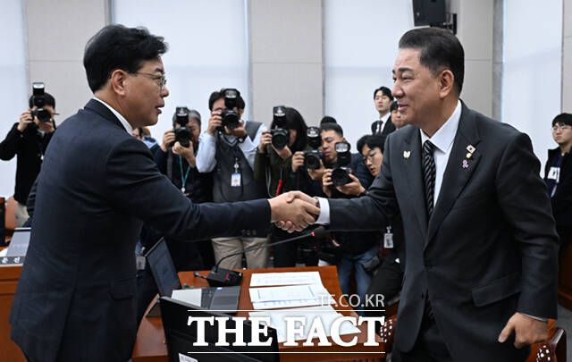 29일 서울 여의도 국회에서 운영위원회 전체회의가 열린 가운데, 김병기 운영위원장(오른쪽)과 송언석 국민의힘 원내대표가 악수하고 있다.