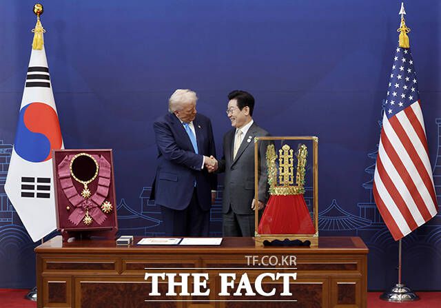 이재명 대통령이 29일 경북 경주박물관에서 도널드 트럼프 미국 대통령에게 '천마총 금관 모형'을 선물한 뒤 악수하고 있다. /APEC 2025 KOREA & 연합뉴스