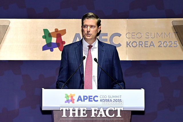 로버트 포터 쿠팡 글로벌 대외협력 최고책임자(CGAO)가 29일 경북 경주예술의전당에서 열린 2025 아시아태평양경제협력체(APEC) 정상회의 최고경영자(CEO) 서밋에서 기조연설을 하고 있다. /APEC 2025 KOREA