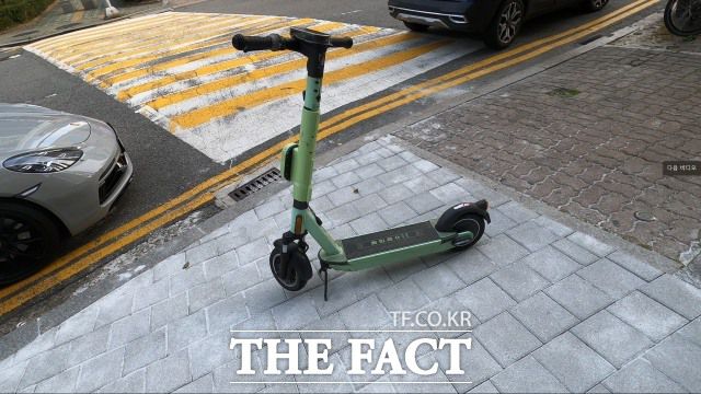 송도동 인도에 방치돼 있는 전동 킥보드. /이상빈