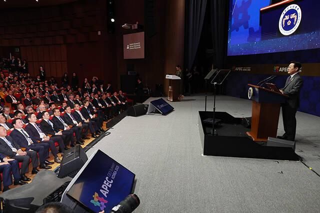 이재명 대통령이 29일 오전 경북 경주시 경주예술의전당에서 열린 'APEC CEO(최고경영자) 서밋'에 참석해 특별연설을 하고 있다. /APEC 2025 KOREA 제공