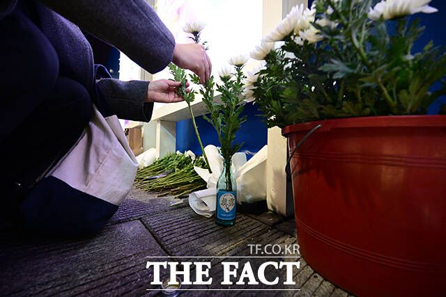 희생자를 위한 소주와 국화.