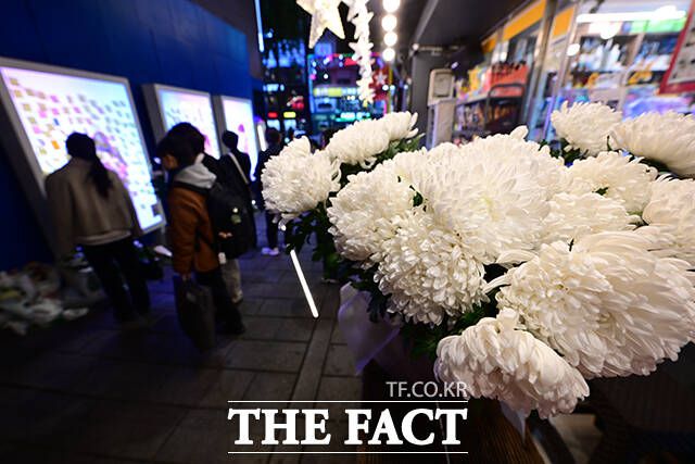 이태원 참사 추모 공간에 놓인 국화.