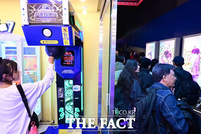 전후 사정을 모르는 외국인 관광객이 펀치머신을 건드리고 있다. 추모 공간을 지키는 활동가와 추모객 일부는 상권도 중요하지만 추모일에 오락실에서 '쾅쾅' 터지는 소음에 "이건 아니다"라며 입을 모았다.