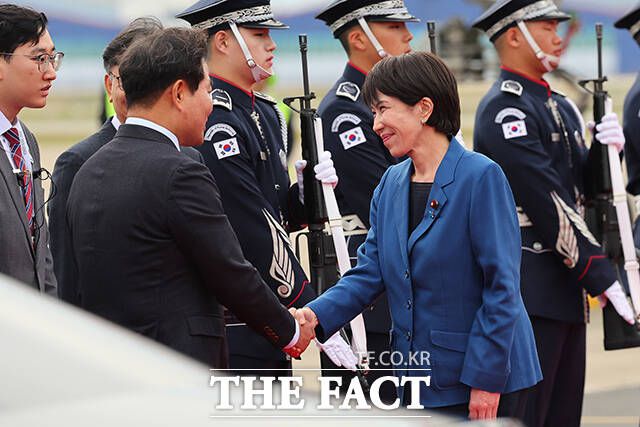 환영 인사와 악수하는 다카이치 총리의 모습. /APEC 2025 KOREA & 연합뉴스