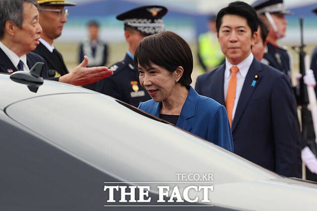 차량으로 이동하는 다카이치 총리. /APEC 2025 KOREA & 연합뉴스