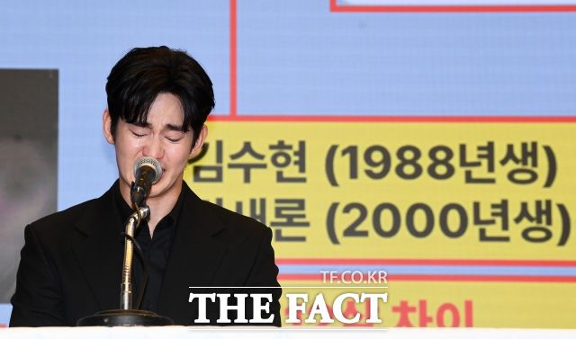 이번 주엔 김수현 측이 "조작된 증거로 인격살인을 당했다"며 유튜브채널 가로세로연구소에 폭로 근거)를 공개하라고 나서면서 다시 핫한 이슈로 떠올랐다. 사진은 김수현의 지난 4월 故 김새론과 미성년자 시절 교제 의혹과 관련해 기자회견을 열고 입장을 밝히며 눈물을 흘리고 있다. /서예원 기자
