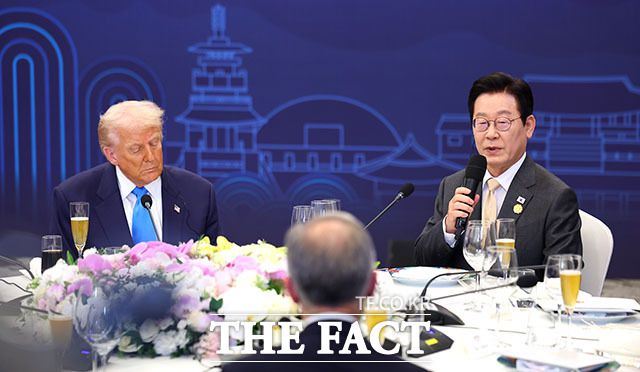 트럼프 대통령은 이 트루스소셜을 통해 "한국은 미국이 부과한 관세 인하 대가로 3500억 달러(약 500조원)를 지급하기로 동의했다"며 "막대한 양의 석유와 가스를 구매하기로 합의했다"고 밝혔다. 이재명 대통령이 29일 경북 경주 힐튼호텔 그랜드볼룸에서 열린 이 대통령 주최 정상 특별만찬에서 환영사를 하고 있다. /APEC 2025 KOREA