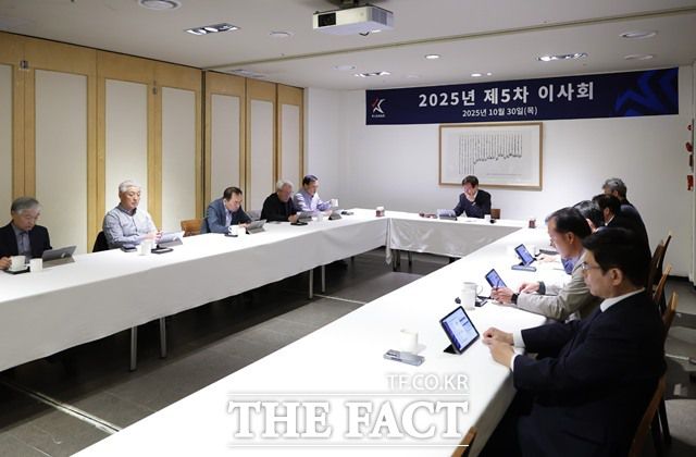 한국프로축구연맹(총재 권오갑)은 30일 2025년도 제5차 이사회를 개최하고 K리그의 대회 경쟁력 강화를 위한 외국인 선수 제도 개정을 포함해 승강플레이오프 대회 요강 확정, U22 의무 출전제도 개정 등 안건을 의결했다. 사진은 이사회 장면./K리그