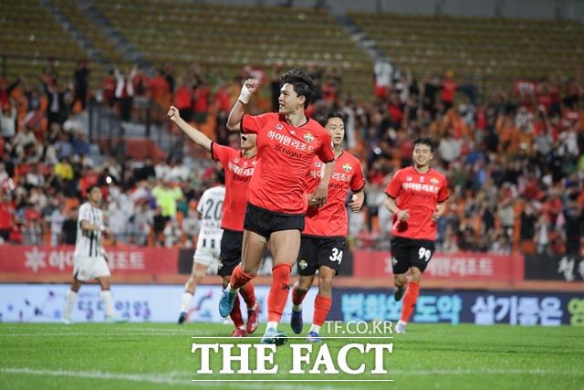 직전 라운드 2-4 역전패를 딛고 반전을 노리는 강원 선수들./K리그
